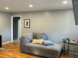 Charming historic Rosedale Park neighborhood house minutes from downtown, hotel v destinaci Detroit