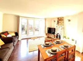 Cosy Luxurious 3 Bedroom House, Free Parking, Free WiFi, Private Garden, Free Netflix