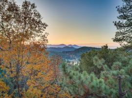 Crestline Cabin Mountain Views and Fire Pit!, hotel with parking in Crestline