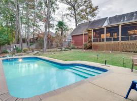 Welcoming Brandon Home with Pool and Screened-In Deck, hôtel à Brandon