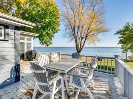 Lakefront Edgerton Cottage with Deck and Grill!, hotell med parkeringsplass i Edgerton