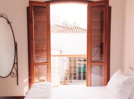 @suites com área de lazer no centro, hotelli, jossa on pysäköintimahdollisuus Espirito Santo Do Pinhalissa