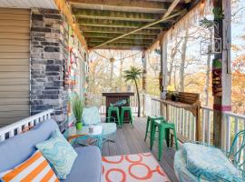 Waterfront Lusby Retreat with Deep-Water Dock and Slip, hotel que aceita animais de estimação em Lusby