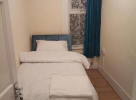 Single Bedroom near London Seven Kings Train Station, hotel in Seven Kings