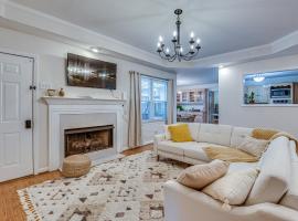 Historic Covington Getaway with Fireplace and Yard!: Covington şehrinde bir tatil evi