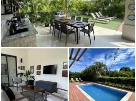 Laguna Oasis with Private Pool & King Bed that Sleeps 9, hotel de golf din El Chirú