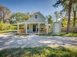 Pet-Friendly Conroe Hideaway with Porch and Fire Pit
