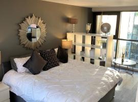 Deluxe City Centre Studio Apartment with Balcony & City Views - FREE WIFI NETFLIX, GYM ACCESS - WESTONE, alojamiento con cocina en Sheffield