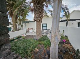 Casa Junto al Mar, hotel in Costa Teguise