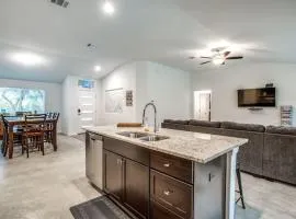 Spacious Lake Travis getaway with boat parking