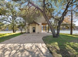 Iconic Waterfront Retreat Game Room Sleeps 18, hotel with parking in Lago Vista