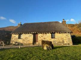 Tigh Mairi at Mary's Thatched Cottages, hotel in Elgol
