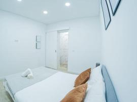 Bright and modern flat with air-con and free parking, khách sạn ở Moita