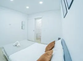 Bright and modern flat with air-con and free parking