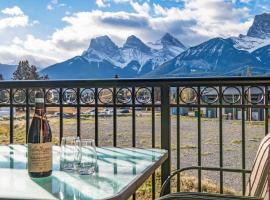 Luxury 3B Mountain Views- Pool & Hot Tub -Sleeps 10, hytte i Canmore