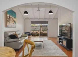 Little Hacienda 2 Bedrooms with 2 Courtyards Walk to Shops