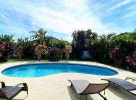 Sunshine Retreat with heated saltwater pool, villa Bradentonban