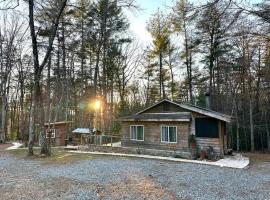 Beautiful & peaceful cabin w/ deck garden & fire-pit, hotel di Murphy