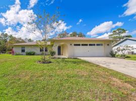 Bikes, Yard and Fire Pit at Upscale Lecanto Home!, Hotel in Lecanto