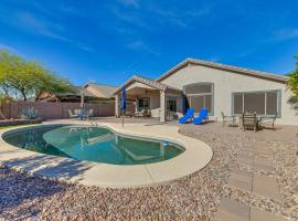 Gold Canyon Vacation Rental with Patio, Grill and Pool, hotelli kohteessa Gold Canyon