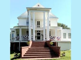 Hyco House Manor-Private and Stately Entire House, hotel with parking in Mathews