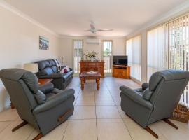Number 1 at 4 Huntly Close, hotel in Tuncurry