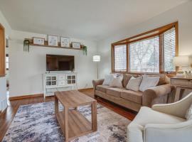 Oakdale Home with Deck - 7 Mi to Downtown St Paul!, hotell med parkeringsplass i Oakdale