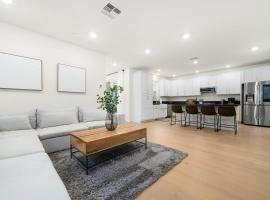 *NEW* Modern 4BR Home Nr Airport and Downtown w Fire Pit, αγροικία στο Σακραμέντο