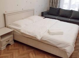 Квартира 2 комнаты, hotel con parking en Kapchagay