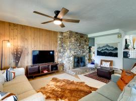 Pagosa Springs Cabin with Golf Course Views!, golfhotel in Pagosa Springs