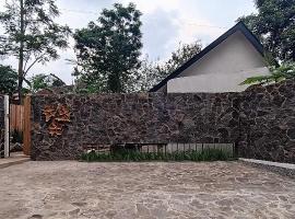 Casa Benna - Salatiga, hotel with parking in Salatiga