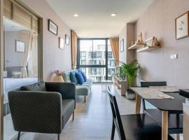 Modern Condo in Nimman (F709) by Pimolplace、チェンマイのコンドミニアム