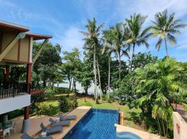 Amatapura Beachfront Villa 15, SHA Certified, hotel em Ao Nam Mao