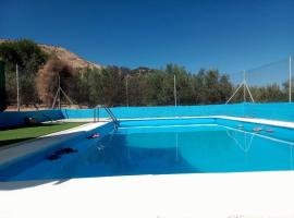 Villa Carmen y Alba con Piscina, Barbacoa y Chimenea, casa o chalet en Illora