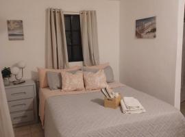 Guridys Room for Rent !, hotel con parking en Los Tres Ojos de Agua