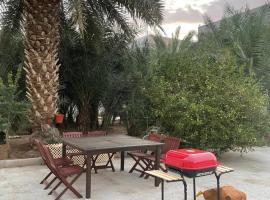 Summer house, hotel in Al Kura