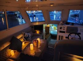 A special 24 hours yacht stay، قارب في المنامة