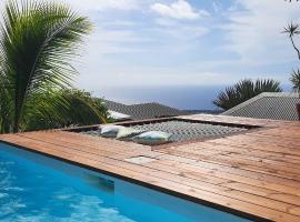 Bungalow cosy avec piscine surplombant l'océan, hotel Bellemène városában