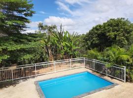 Casa com piscina em Guaramiranga - Chalé Verdelândia, cottage in Guaramiranga