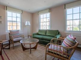 Palm Heights - top floor luxury flat, hotel in Margate