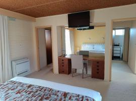 UNIT1 Rivirea Beach Homes, hotel in Lakes Entrance