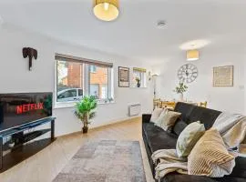 Modern 2 Bed Apartment in Warwick - Parking