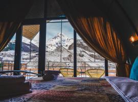 Kuro Glamping، مكان تخييم فخم في كازباجي