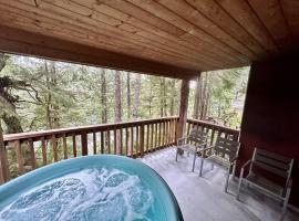 Cozy 2 Bedroom Waterfront Cottage With Hot Tub!, cottage in Ucluelet
