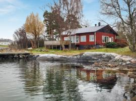 Awesome Home In Vikbolandet With House Sea View, хотел с паркинг 