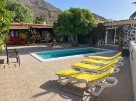Beautiful villa with stunning view, hotel con piscina en Adeje
