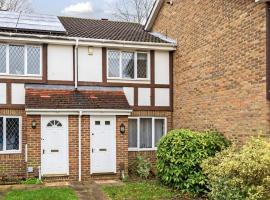 Pass the Keys Cosy 2BR Home in Walton, hotel in Walton-on-Thames