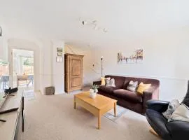 Experience Surrey 2Bed Home in Walton with Parking - Pass the Keys