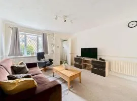 Experience Surrey 2Bed Home in Walton with Parking - Pass the Keys