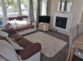 Luxurious Wheelchair-Friendly holiday home at Kent Coast Holiday Park, casa o chalet en Allhallows